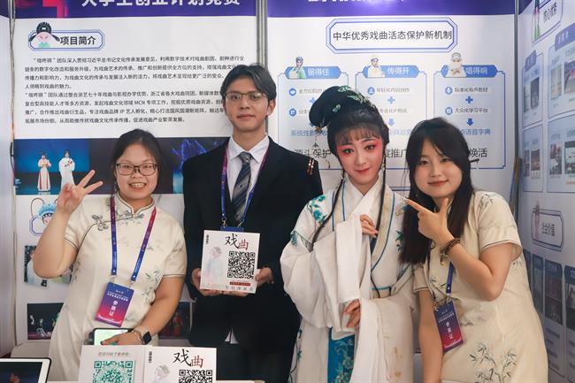 咙咚锵团队照片.jpg